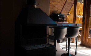 Romantic Chalet, 1 Double Bed with Sofa bed, Jetted Tub, Courtyard Area | Living area | 32-inch Smart TV with digital channels, fireplace, Netflix - Netinhos Sítio (Itapecerica da Serra)