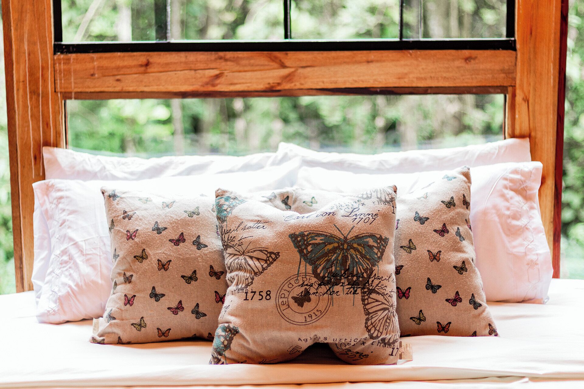 Romantic Chalet, 1 Double Bed with Sofa bed, Jetted Tub, Garden Area