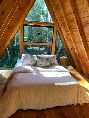Romantisk alpehytte, 1 dobbeltseng med sovesofa, massasjebadekar, hageområde | 1 soverom, sengetøy av topp kvalitet og individuelt dekorert