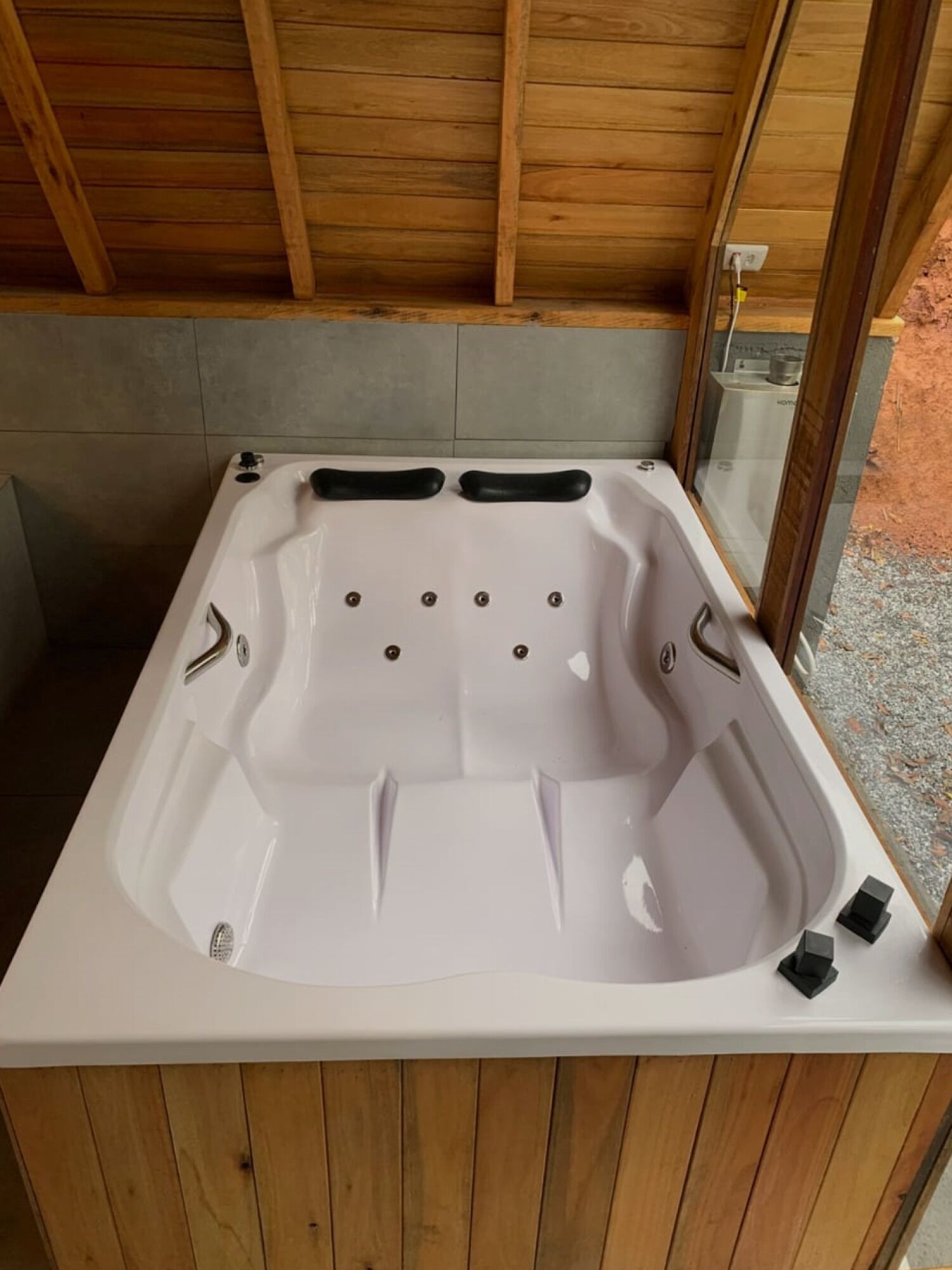 浪漫木屋, 1 張標準雙人床和 1 張沙發床, 按摩浴缸, 花園 | 浴室 | 獨立浴缸和淋浴設備、按摩浴缸、水療按摩蓮蓬頭、坐浴桶