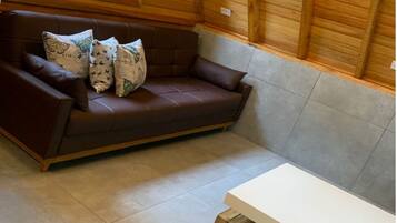 Chalé romântico, 1 cama de casal e sofá-cama, banheira de hidromassagem, no jardim | Área de estar | Smart TV 32 polegadas com canais digitais, Netflix