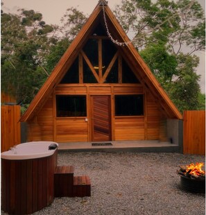Romantic Chalet, 1 Queen Bed with Sofa bed, Jetted Tub, Courtyard Area | Deep-soaking bathtub - CHALÉS SUIÇOS - Românticos na Natureza para Adultos (Itapecerica da Serra)