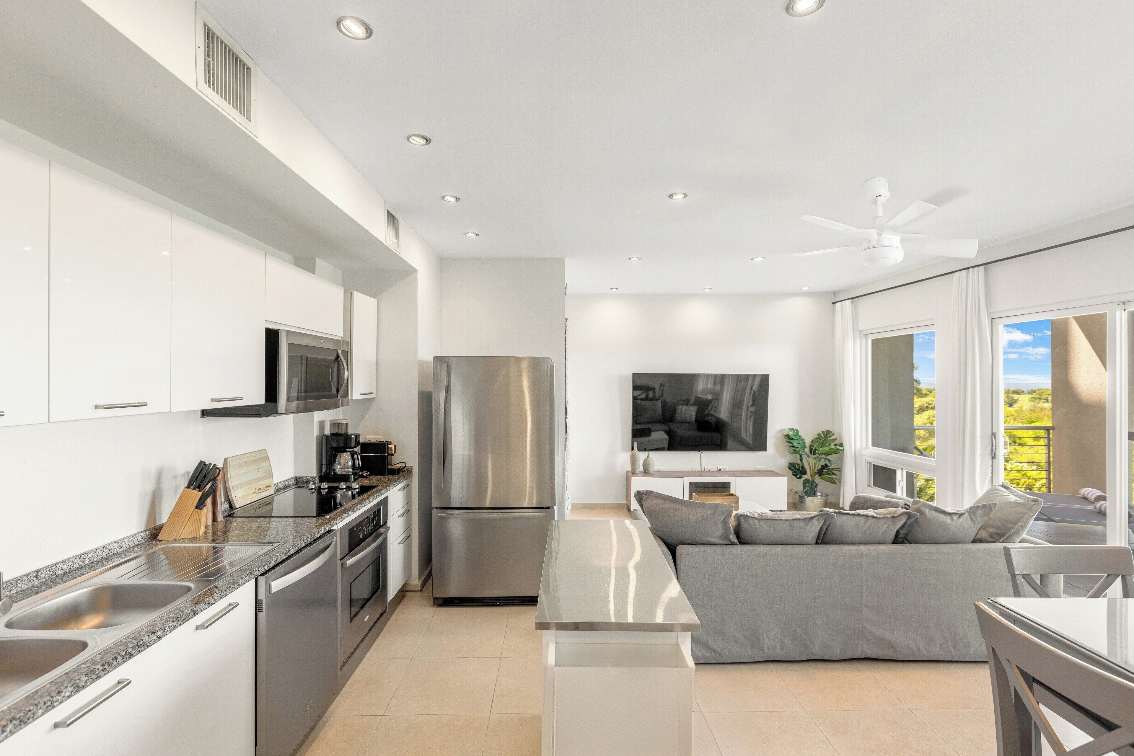 Coffee/tea maker, fridge, microwave, oven