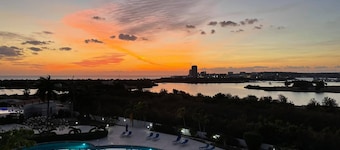 NEW! Azure Heaven, Breathtaking views, Pool, Gym