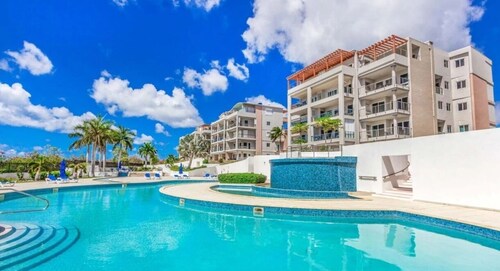 NEW! Azure Heaven, Breathtaking views, Pool, Gym