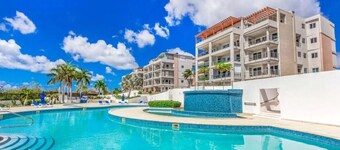 NEW! Azure Heaven, Breathtaking views, Pool, Gym