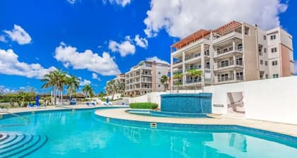 NEW! Azure Heaven, Breathtaking views, Pool, Gym