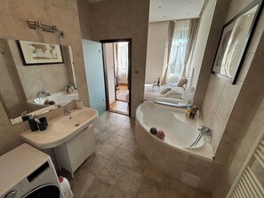 Een haardroger, handdoeken, zeep, toiletpapier