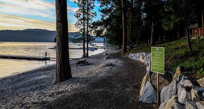 Walk to Payette Lake: McCall Condo w/ Fireplace