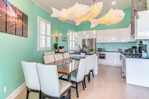 Dining - Golf Cart + Elevator: Retreat 1 Block to Beach (Pensacola Beach)