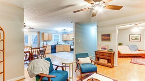 Interior - Forest Views, Deck & Fireplace: Fort Valley Escape (Fort Valley)