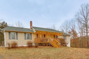 Exterior - Forest Views, Deck & Fireplace: Fort Valley Escape (Fort Valley)
