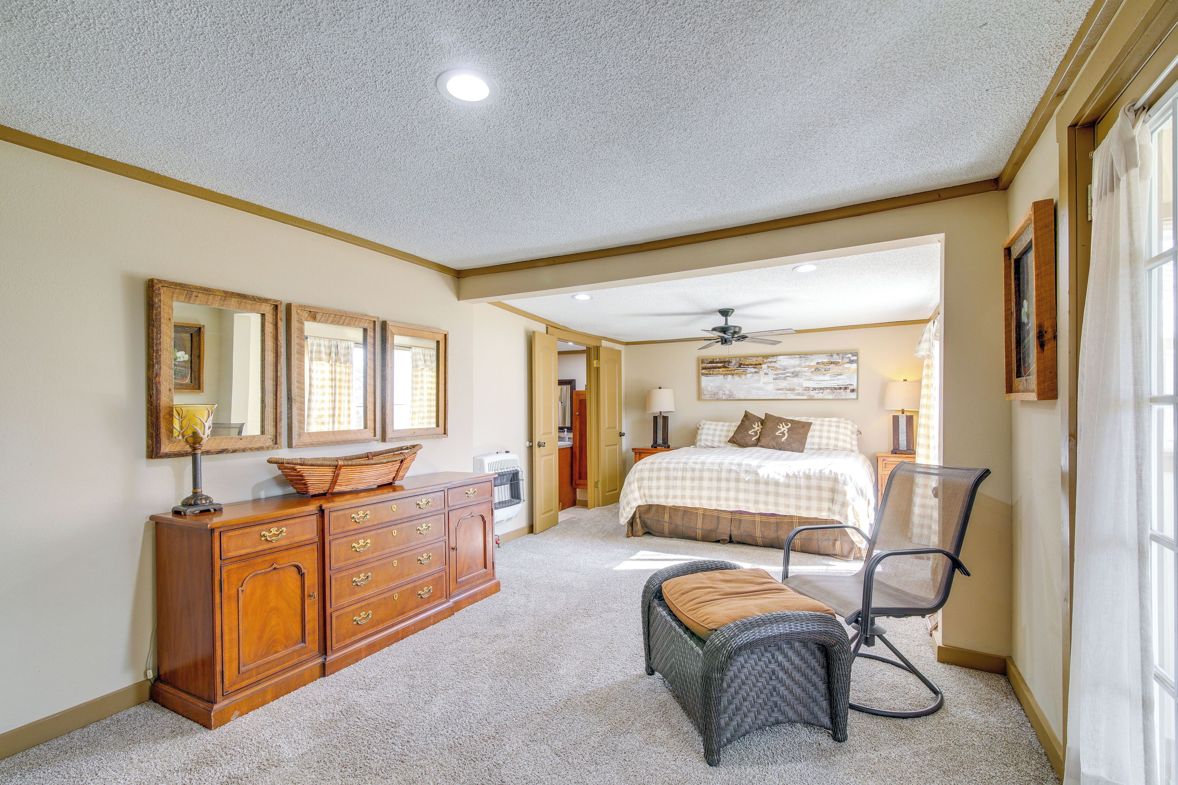 3 bedrooms, desk, internet, bed sheets