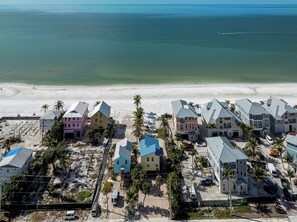 On the beach, white sand, beach shuttle - Gulfside Retreat (Fort Myers Beach)