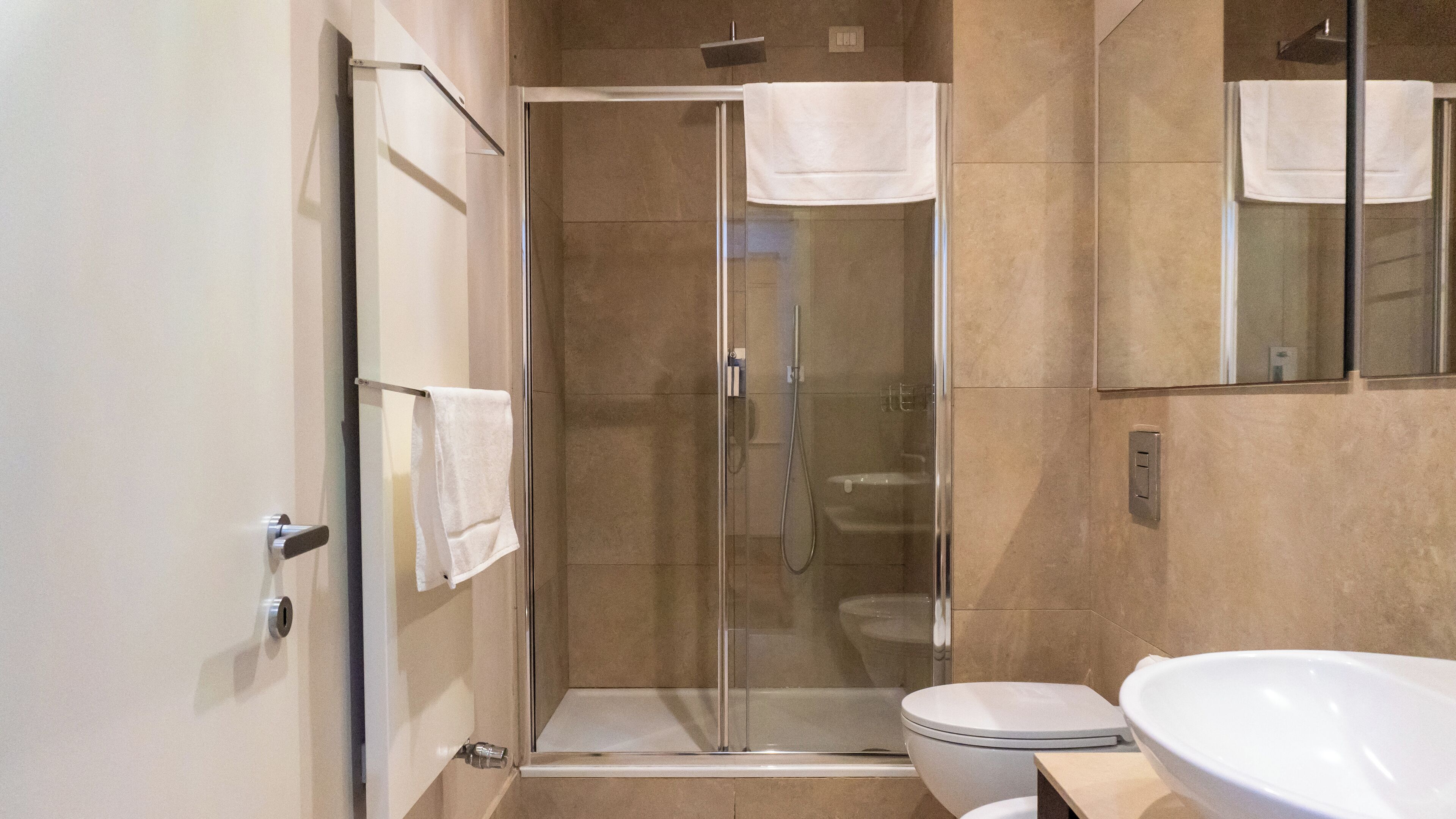 Douche, sèche-cheveux, bidet, serviettes fournies