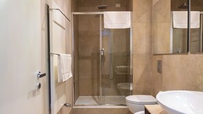 Dusche, Haartrockner, Bidet, Handtücher