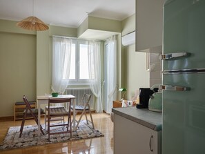 Fridge, oven, stovetop, coffee/tea maker