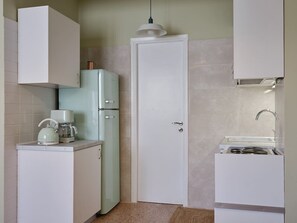 冷蔵庫、オーブン、コンロ、コーヒー / ティーメーカー