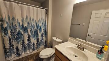 吹风机、毛巾、肥皂、卫生纸