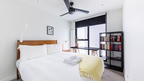 1 soverom, skrivebord, wi-fi (inkludert) og sengetøy