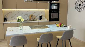 Mikrowelle, Ofen, Herdplatte, Wasserkocher mit Kaffee-/Teezubehör