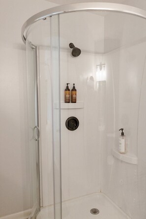 Hair dryer, towels, soap, toilet paper - "The Cypress" - Peaceful Modern Stay in Lexington (Lexington)