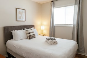 3 bedrooms, iron/ironing board, WiFi, bed sheets - "The Cypress" - Peaceful Modern Stay in Lexington (Lexington)