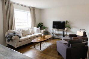 Living area - "The Cypress" - Peaceful Modern Stay in Lexington (Lexington)