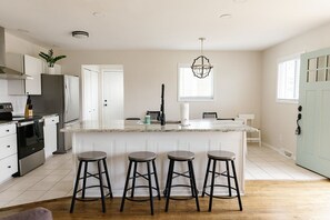 Private kitchen - "The Cypress" - Peaceful Modern Stay in Lexington (Lexington)