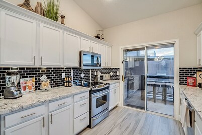 5BR Hideaway w/ Heated Pool/Hot Tub/Billiards Table