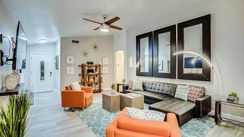 Smart TV, chimenea y libros