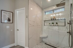 Dusche, Haartrockner, Handtücher, Seife