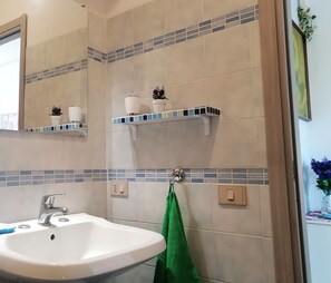 ヘアドライヤー、ビデ、タオル、石鹸