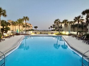 Een verwarmd zwembad