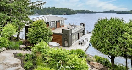 7 bed 5 bath luxury cottage in prime location on Lake Rosseau