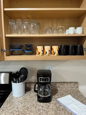 Kjøleskap, mikrobølgeovn, ovn og kokeplater