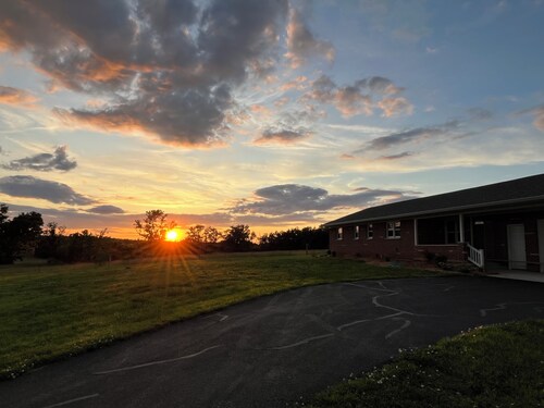 Sunset Ridge - Peaceful 3-bedroom house with WiFi and AC w/ room for your horses