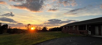 Sunset Ridge - Peaceful 3-bedroom house with WiFi and AC w/ room for your horses