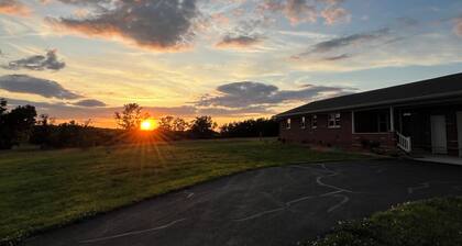 Sunset Ridge - Peaceful 3-bedroom house with WiFi and AC w/ room for your horses