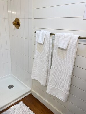Doccia, asciugacapelli, asciugamani, sapone