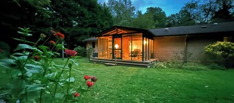 Cheerful Mid Century 3/2 Hideaway in Brevard