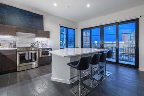 Talo (Multiple Bedrooms) | Sisätilat