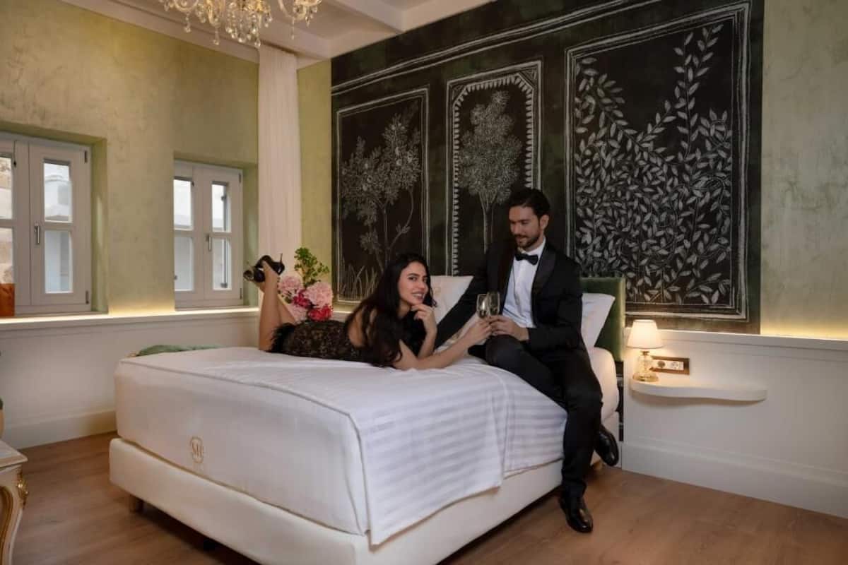 أغطية فراش متميزة وألحفة محشوة بالريش وميني بار وخزنة داخل الغرفة