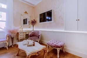 Quarto casal romântico | Área de estar | TV de tela plana, monitores de computador