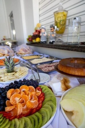 Café da manhã com buffet grátis todos os dias