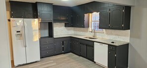 Fridge, microwave, stovetop, dishwasher