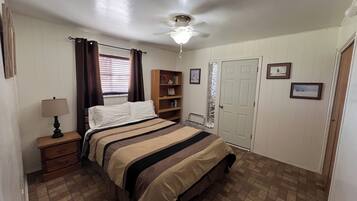 3 dormitorios, tabla de planchar con plancha, cuna de viaje