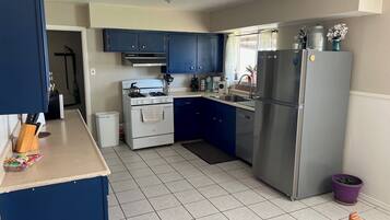 Jääkaappi, mikroaaltouuni, uuni, liesi