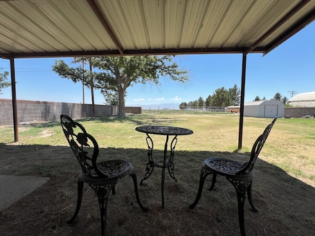Outdoor dining. Sunrise Ridge Retreat 3-Bedroom 2-Bath Peaceful Home - WiFi - Guadalupe Mtn View