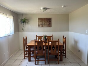Dining - Sunrise Ridge Retreat 3-Bedroom 2-Bath Peaceful Home - WiFi - Guadalupe Mtn View (DELL CITY)